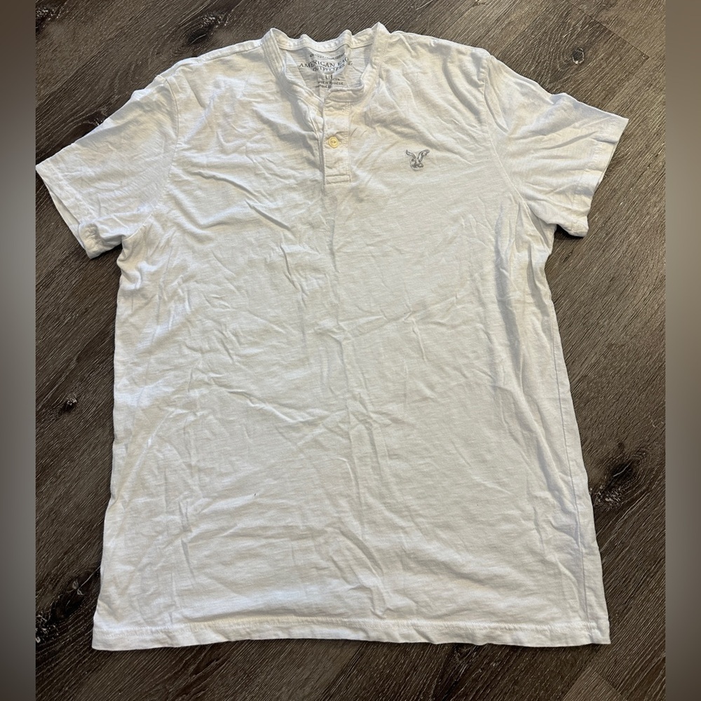 American Eagle men’s basic tee with button white
